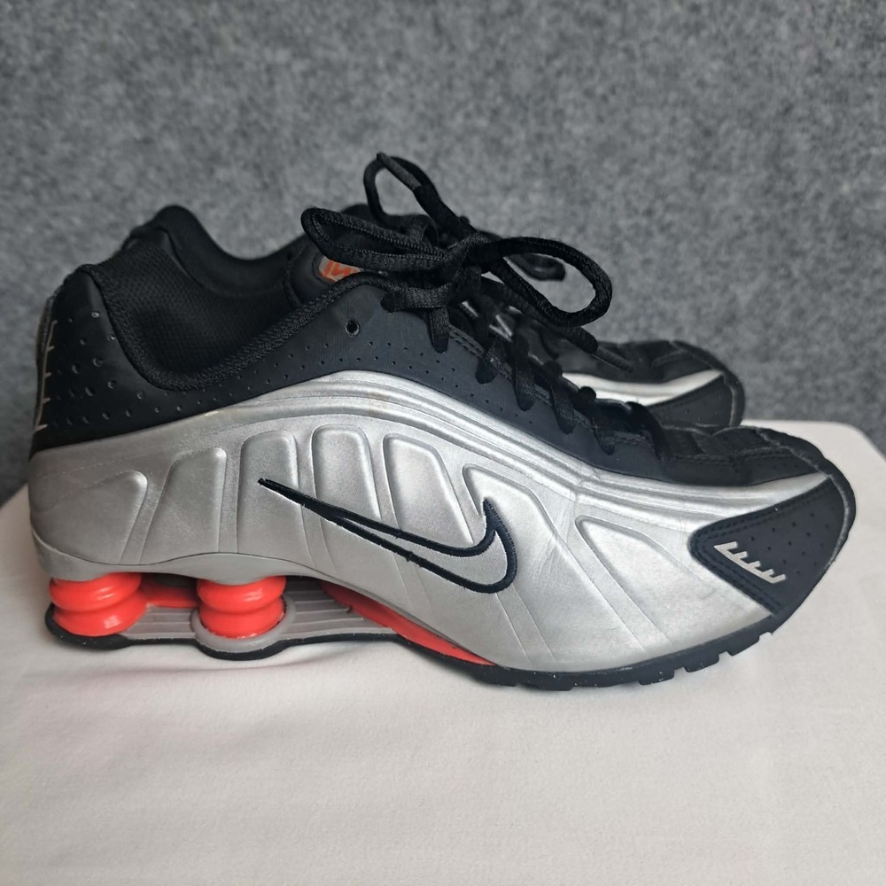Nike Shox R4 Red Black Metallic Silver Sneakers, Size 5.5Y / 7W BNIB CW2626-005
